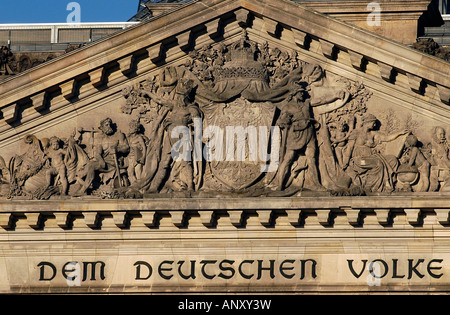 Close-up dettagli della facciata dell'Edificio del Reichstag a Berlino, la lettura di "Il popolo tedesco". Foto Stock