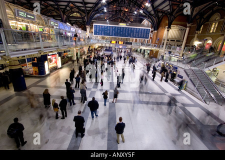 La stazione di Liverpool Street si affaccia su Londra con una folla di pendolari nell'ora di punta serale Londra Regno Unito Foto Stock