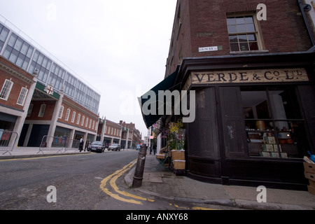 La vista generale di Brushfield Street e della riqualificazione del mercato di Spitalfields nell'East End di Londra di fronte si trova la Georgian Built Verde and Co Ltd Foto Stock