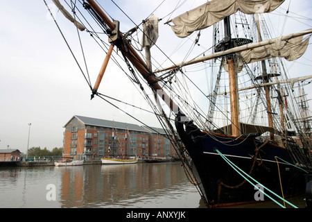 Conte di Pembroke tre masted Barque rig c 1790. Pembroke fu costruito in Pukavik, Svezia come uno dei tre ultimi masted sailing golette, nel 1945. Ella legname commerciato nel Mar Baltico e British East Coast fino ad essere prevista fino a Thisted, Danimarca nel 1974. La Piazza Sail Company ha acquistato la sua nel 1979 e ha subito un restauro completo che è iniziata nel 1985. In 1994, lei è stato commissionato come i tre alberi del xviii secolo barca di legno che ella è oggi. Porto di Gloucester, Gloucester, Gloucestershire, Inghilterra Foto Stock