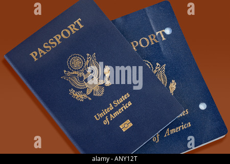 Il nuovo passaporto elettronico con il vecchio annullato non versione scheggiati Foto Stock