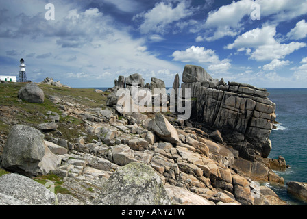 Faro e rocce scoscese a testa Peninnis, St Mary, isole Scilly, off Cornish Coast, Inghilterra Foto Stock