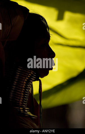 Asia, Thailandia, Birmania , Mae Hong Son, back lit ritratto di una donna di Karen. Foto Stock