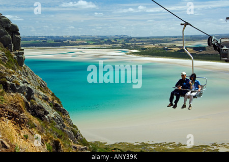 Australia e Tasmania, Stanley, Sawyer Bay. Visitatori sulla seggiovia andando al dado a testa circolare. Foto Stock