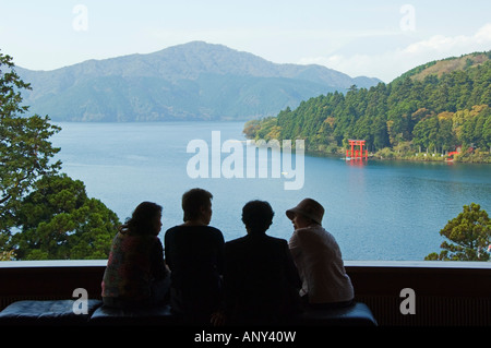 Giappone, isola di Honshu, nella prefettura di Kanagawa, Fuji Hakone National Park. Red Torii cancello sul lago Ashi con il Monte Fuji (3776m). Foto Stock