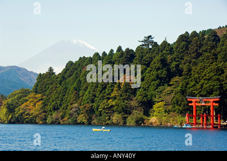 Giappone, isola di Honshu, nella prefettura di Kanagawa, Fuji Hakone National Park. Red Torii cancello sul lago Ashi con il Monte Fuji (3776m). Foto Stock