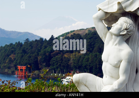 Giappone, isola di Honshu, nella prefettura di Kanagawa, Fuji Hakone National Park. Statua di marmo a Narukawa Art Museum con Red Torii Gate. Foto Stock