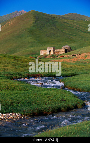 In Kirghizistan, Tash Rabat Valley. Il fiume e il vecchio Caravanserai. Il Caravanserai di Tash-Rabat fu costruito nel XV secolo. Foto Stock
