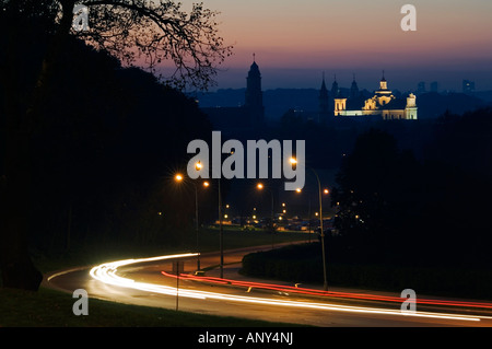 La Lituania, Vilnius. Una vista della chiesa ortodossa della Parasceve con auto sentieri di luce di notte. Foto Stock