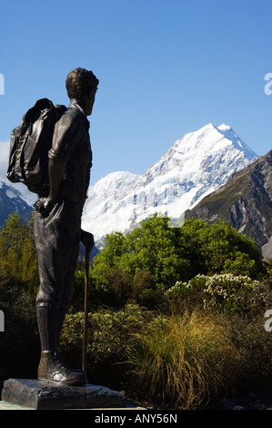 Nuova Zelanda, Isola del Sud, Mackenzie paese. Mt Cook National Park, una statua di Sir Edmund Hillary. Foto Stock