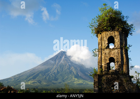 Filippine, isola di Luzon, Bicol provincia. Chiesa Cagsawa Belfrey rovine e il monte Mayon (2462 m). Vicino a perfetto cono del vulcano. Foto Stock