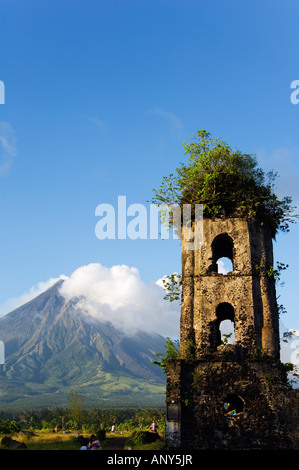 Filippine, isola di Luzon, Bicol provincia. Chiesa Cagsawa Belfrey rovine e il monte Mayon (2462 m). Vicino a perfetto cono del vulcano. Foto Stock