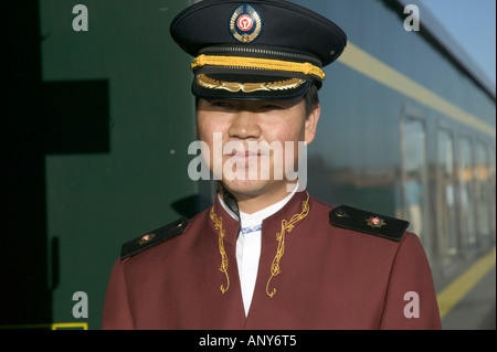 Steward accoglie i passeggeri a bordo Qingzang/Qinghai-Xizang treno, la più alta del mondo ferroviario, Tibet Foto Stock