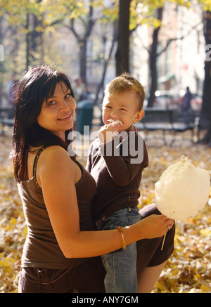 Ragazzo con la mamma Foto Stock