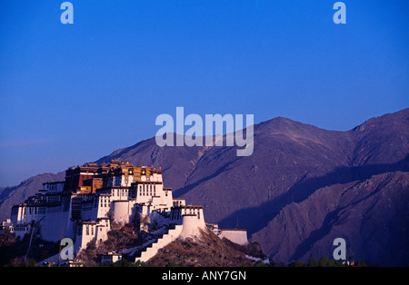 Il Tibet, Lhasa Potala. Situato sulla collina di rosso a Lhasa, il Potala è di 3.700 metri sopra il livello del mare. Foto Stock