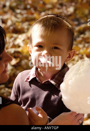 Ragazzo divertendosi con la madre Foto Stock