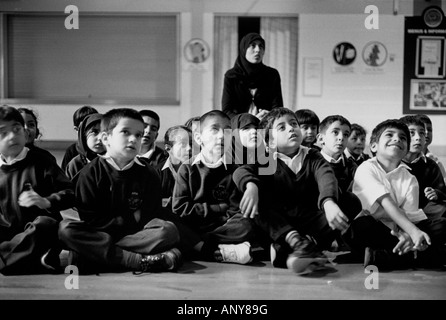 Gli alunni in Atlas Comunità scuola primaria, Manningham, Bradford, Yorkshire, Regno Unito Foto Stock