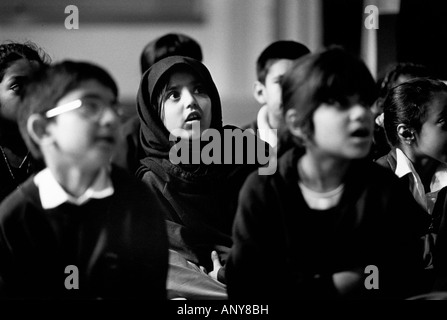 Gli alunni dalla Atlas Comunità scuola primaria, Manningham, Bradford, Yorkshire, Regno Unito Foto Stock