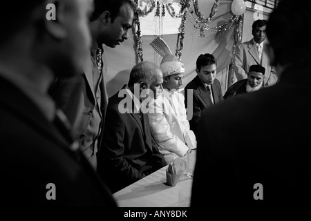 Lo sposo che indossa un turbante durante i suoi festeggiamenti nuziali. Manningham, Bradford, Yorkshire, Regno Unito Foto Stock