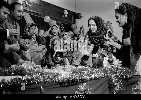 Festeggiamenti nuziali. Manningham, Bradford, Yorkshire, Regno Unito Foto Stock