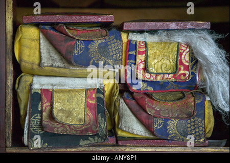 Silken scatole contenenti antico mantra buddista del monastero Ganden Cina Tibet Foto Stock