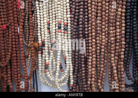 La preghiera buddista perle per la vendita al mercato Barkhor, Lhasa, in Tibet, in Cina Foto Stock