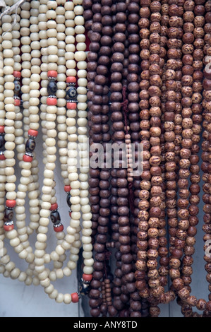 La preghiera buddista perle per la vendita al mercato Barkhor, Lhasa, in Tibet, in Cina Foto Stock