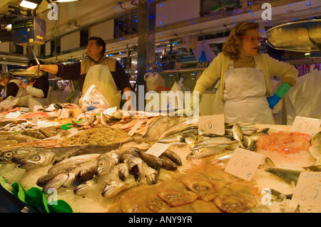 Pescivendolo al mercato La Boqueria a Barcellona Catalonia Spagna UE Foto Stock