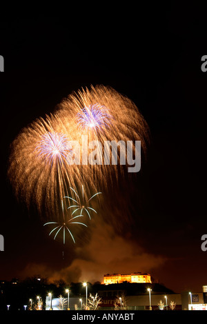 La rucola, starburst a. Fuochi d'artificio prevista dal Consiglio Comunale di Nottingham per dare il benvenuto nel nuovo anno il XVII secolo Mansion House costruito Foto Stock