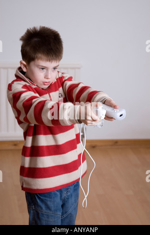 Ragazzo giocando con il Nintendo Wii Foto Stock