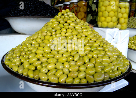 Olive verdi sul mercato in stallo Foto Stock
