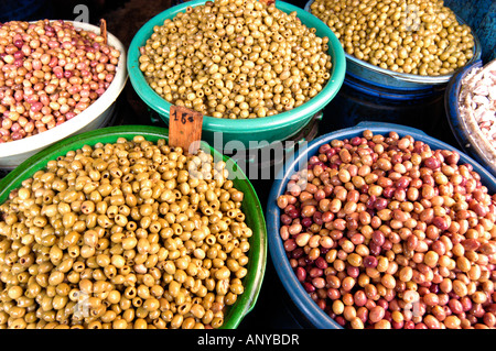 Le olive sul mercato in stallo Foto Stock