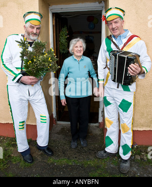 Membri del tradizionale Natale Wren Boys Parade, County Limerick, Irlanda Foto Stock