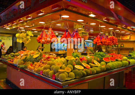 Pressione di stallo di frutta al mercato La Boqueria a Barcellona Catalonia Spagna UE Foto Stock