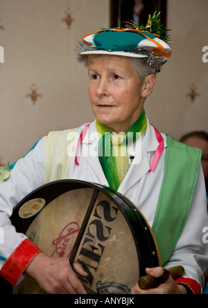 Membro della tradizionale Natale Wren Boys Parade, County Limerick, Irlanda Foto Stock