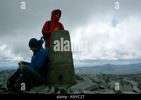 Gli escursionisti prendere in vista del vertice di "Table Top" (aka Muckish) montagna, 'mgherablad, Donegal, Irlanda Foto Stock