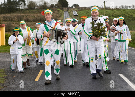 Membri del tradizionale Natale Wren Boys Parade, County Limerick, Irlanda Foto Stock