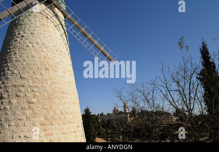 Il bellissimo mulino a vento a Mishkenot Sha ananim al di fuori delle mura della città vecchia di Gerusalemme Foto Stock