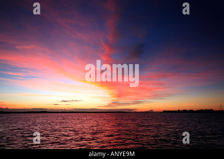 Rosso tramonto su caravelas Bahia Brasile Foto Stock