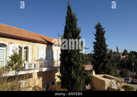 Bella Mishkenot Sha ananim neighburhood in Gerusalemme con la città vecchia in background Foto Stock