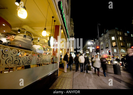 Bar caffè finestra dall'esterno di notte a Londra Foto Stock