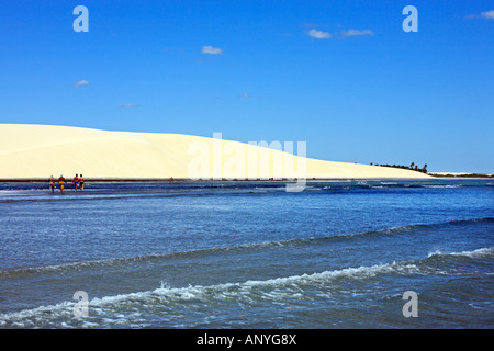Passeggiate turistiche sulla spiaggia del bellissimo villaggio di pescatori di Jericoacoara in stato di ceara brasile Foto Stock