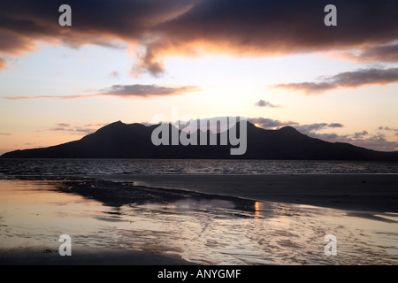 Tramonto sull'isola di Rum, visto dalla baia di Laig, Isola di Eigg, Scozia Foto Stock