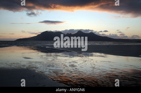 Tramonto sull'isola di Rum, visto dalla baia di Laig, Isola di Eigg, Scozia Foto Stock