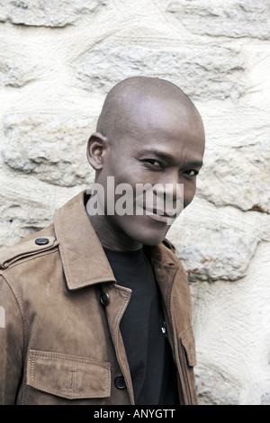 Studio shot ritratto di un sorridente quaranta bello uomo afro-americana Foto Stock
