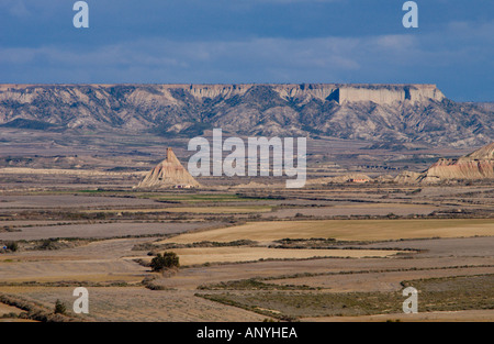 Punto di vista lontano di Castildeterra (attrazione principale monumento) nel paesaggio delle Bardenas Reales di Navarra, Spagna Foto Stock