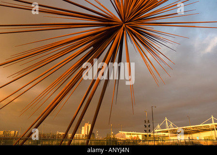 "B della Bang scultura al tramonto al di fuori dello Sport City, Manchester Foto Stock