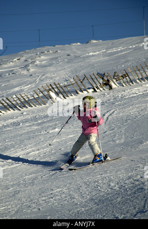 Giovani femmine sci, Cairngorms National Park, Glenshee, Perthshire e Aberdeenshire, Scotland, Regno Unito, Europa Foto Stock