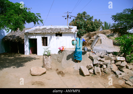 Donna indiana in un villaggio in India hampi Foto Stock