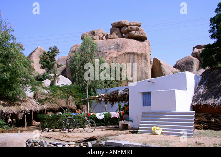 Villaggio indiano e rock in hampi india Foto Stock